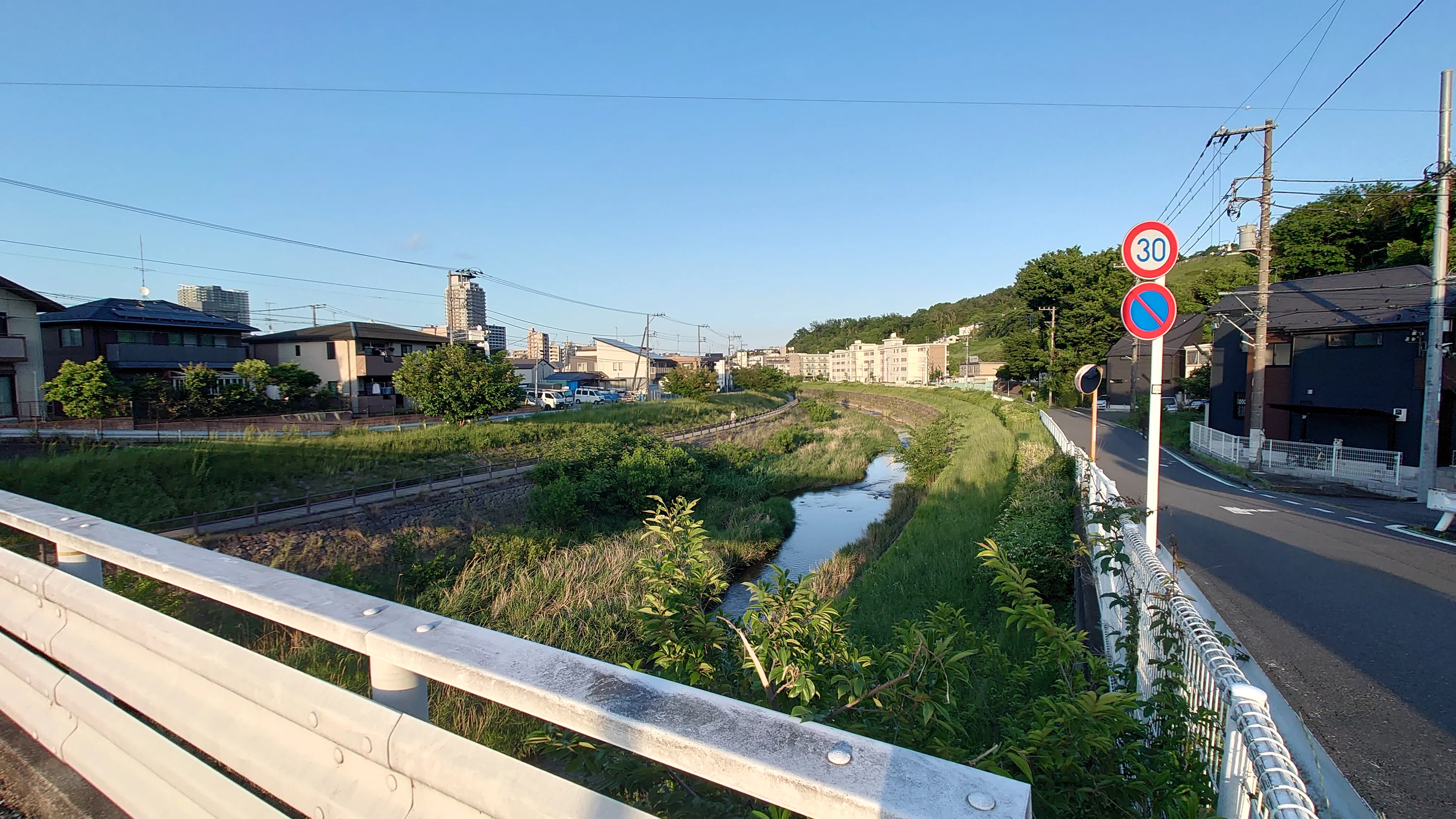 日本アニメーションからおばけ坂を下り、東寺方橋から聖蹟方面を見た景色
